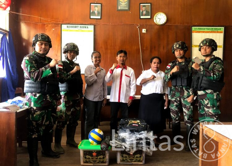 Aktif Berkontribusi Pada Bidang Pendidikan di Perbatasan, Satgas Yonif 310/KK Berikan Bantuan