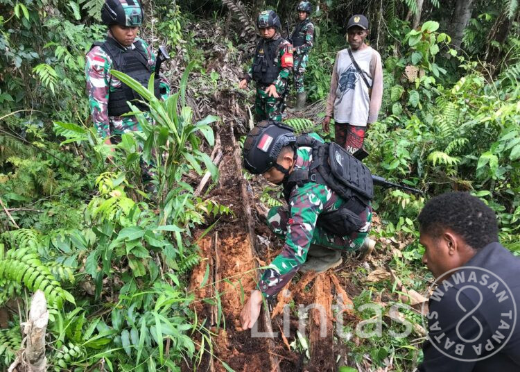 Keseruan Satgas Yonif 310/KK Berburu Ulat Sagu