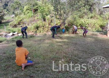 Tanamkan Cinta Kebersihan, Satgas Yonif 310/KK Bersama Siswa SD Bersihkan Lingkungan Sekolah