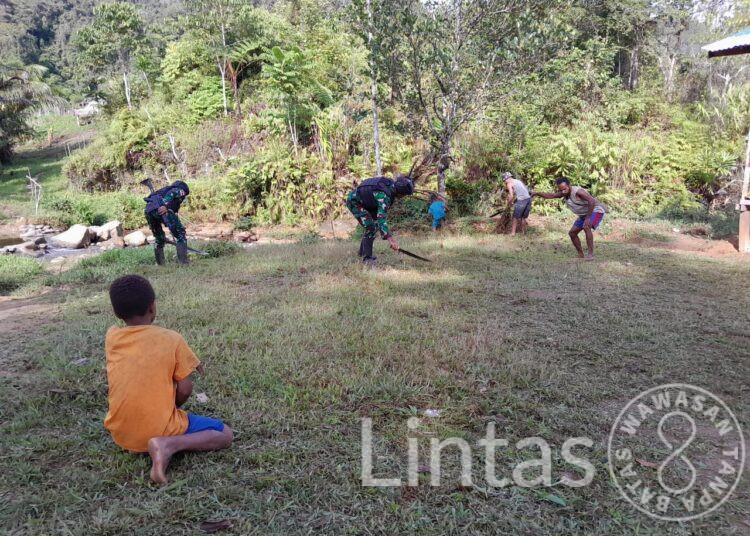 Tanamkan Cinta Kebersihan, Satgas Yonif 310/KK Bersama Siswa SD Bersihkan Lingkungan Sekolah