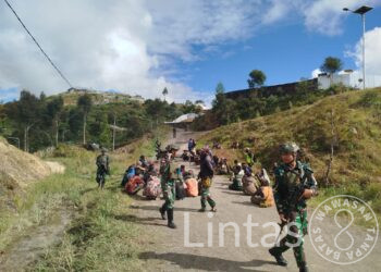 Komsos Kunjungi Warga Satgas Habema Disambut Gembira Warga Eknemba