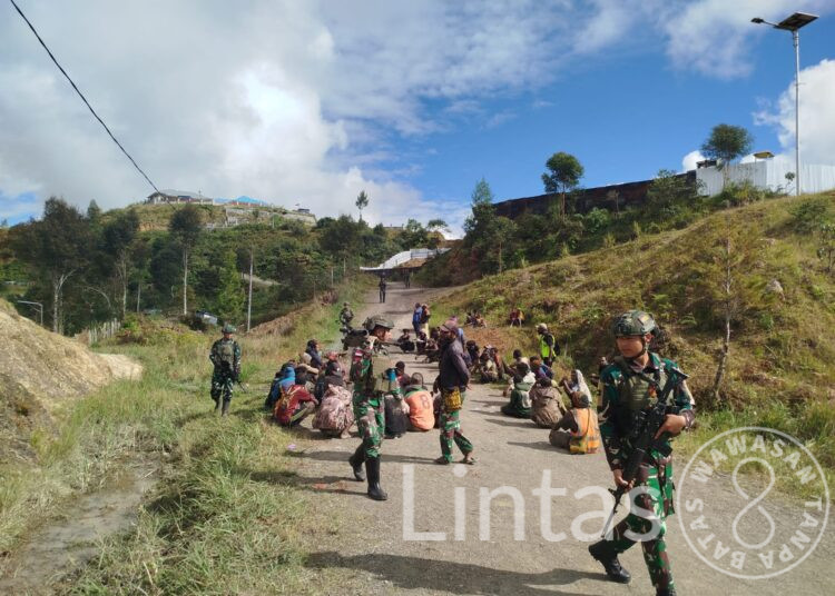 Komsos Kunjungi Warga Satgas Habema Disambut Gembira Warga Eknemba