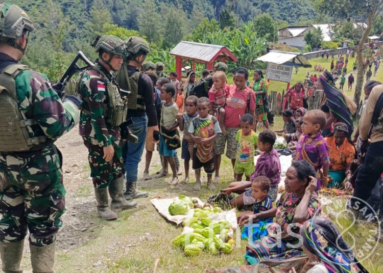 Satgas Habema Bantu Ekonomi Warga Titigi Dengan Borong Hasil Tani
