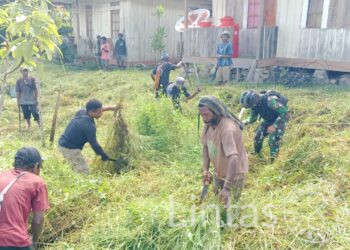Kampung Bersih, Satgas Yonif 310/KK Ajak Warga Bersihkan Lingkungan Sekitar