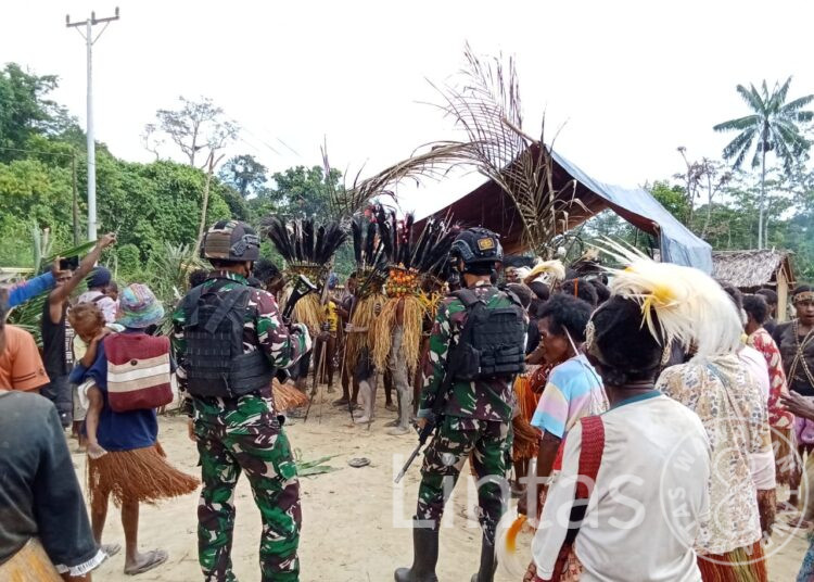 Lestarikan Budaya Leluhur, Satgas Yonif 310/KK Hadir di Pesta Adat Suku Swo