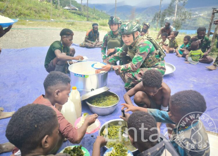 Makan Siang Yonif 323 Buaya Putih Bersama Masyarakat Pedalaman Papua