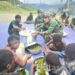 Makan Siang Yonif 323 Buaya Putih Bersama Masyarakat Pedalaman Papua