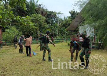 Bersama Bersihkan Gereja, Ini Yang Dilakukan Satgas Yonif 310/KK Dengan Warga di Pedalaman Papua
