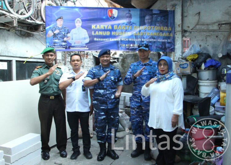 “Wujud Nyata Kepedulian: Lanud Husein Sastranegara Gelar Bakti Sosial Bangun MCK di Kelurahan Husein Sastranegara”