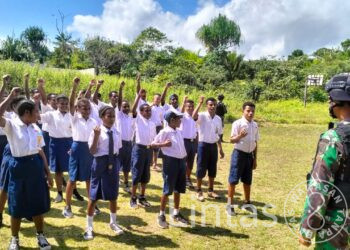 Berikan Motivasi Dan Keterampilan, Satgas Yonif 310/KK Latihkan PBB Bagi Pelajar di Perbatasan