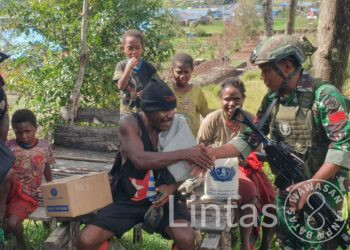 Satgas Yonif 323 Buaya Putih Salurkan Bantuan Sembako Untuk Masyarakat Distrik Sinak