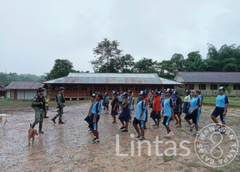 Bina Generasi Muda di Pegunungan Bintang, Satgas Yonif 310/KK Berikan Ekstrakurikuler