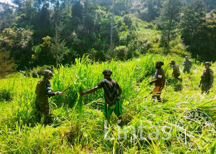 Prajurit Habema Dan Warga Milawak Bersihkan Area Bandara Beoga