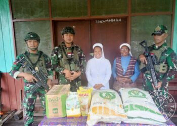 Satgas TNI Patroli Dan Bagikan Paket Sembako Kepada Susteran Krepkuri