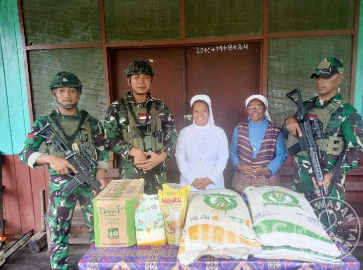 Satgas TNI Patroli Dan Bagikan Paket Sembako Kepada Susteran Krepkuri