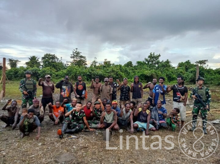 Satgas Habema dan Warga Mumugu Gotong Royong Bangun Lapangan Voli