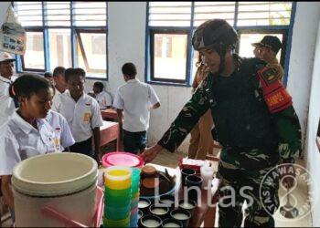 Peduli Gizi Anak-Anak Papua, Satgas Yonif 310/KK Bagikan Susu Dan Biskuit