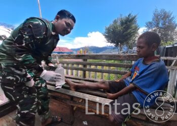 Prajurit Habema Sigap Obati Anak Emondi Luka Main Bola
