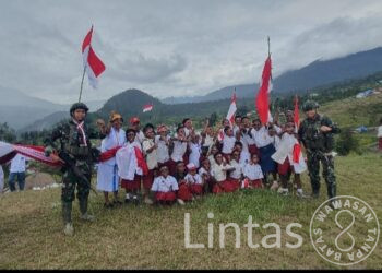 Pengibaran Bendera Merah Putih di Bukit Sion Dan Kirab Oleh Satgas Habema Dengan Masyarakat Sinak Warnai Kemeriahan Peringatan HUT Kemerdekaan RI