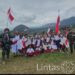Pengibaran Bendera Merah Putih di Bukit Sion Dan Kirab Oleh Satgas Habema Dengan Masyarakat Sinak Warnai Kemeriahan Peringatan HUT Kemerdekaan RI