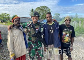 Komsos Kunjungi Warga, Satgas Habema Disambut Gembira Warga Mumugu