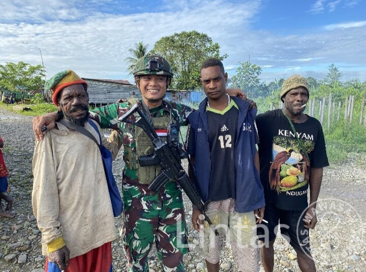 Komsos Kunjungi Warga, Satgas Habema Disambut Gembira Warga Mumugu