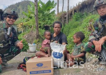 Pembagian Sembako Oleh Satgas Habema Disambut Antusias Warga Gigobak