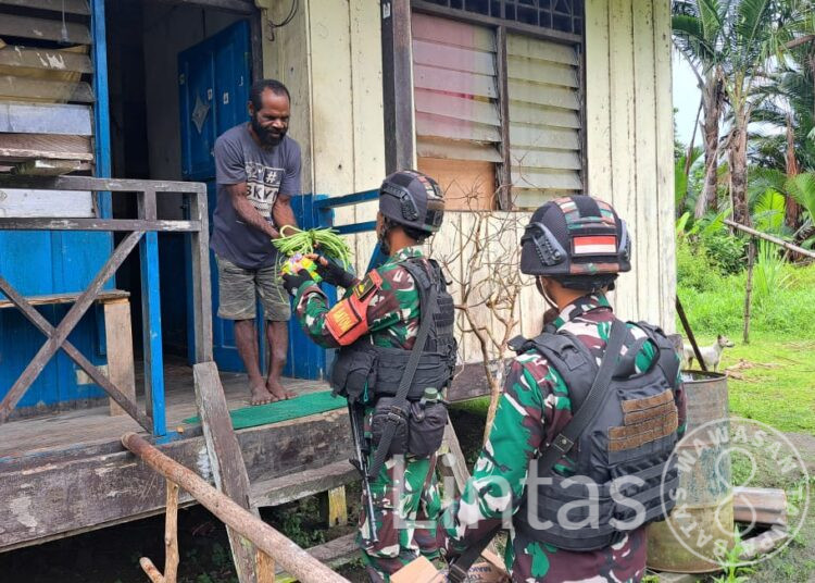 Satgas Yonif 310/KK Bagikan Hasil Penen Kebun, Warga Papua : Saya Akan Segera Memasaknya, Anak-Anak Pasti Senang
