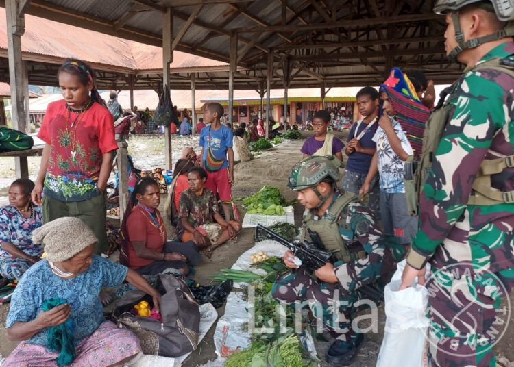 Bentuk Dukungan Terhadap Petani, Satgas Yonif 323 Borong Hasil Mama Papua