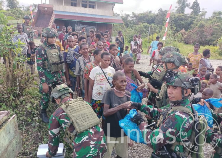 Senyum Lebar Warga Mumugu Terima Sembako Satgas Habema