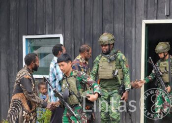 Warga Kogomaru Sambut Gembira Komsos Satgas Habema