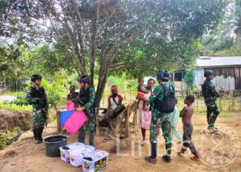 Hadirkan Kebahagiaan Anak Papua, Satgas Yonif 310/KK Bagikan Puluhan Pakaian