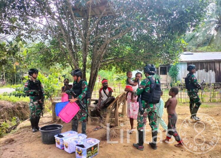 Hadirkan Kebahagiaan Anak Papua, Satgas Yonif 310/KK Bagikan Puluhan Pakaian
