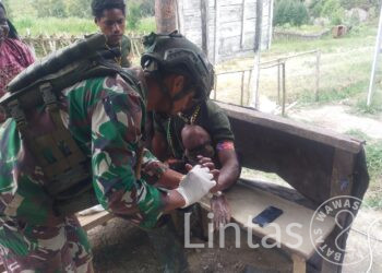 Satgas Yonif 323 Buaya Putih Obati Warga Yang Terluka Robek di Tangan