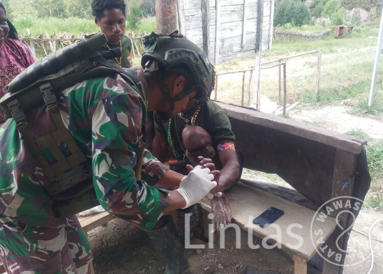 Satgas Yonif 323 Buaya Putih Obati Warga Yang Terluka Robek di Tangan