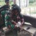 Satgas Yonif 323 Buaya Putih Obati Warga Yang Terluka Robek di Tangan