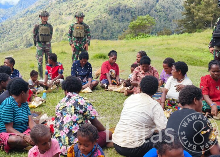 Bentuk Keakraban TK Dangbet Dan Masyarakat Pedalaman Papua, Satgas Yonif 323 Gelar Makan Bersama
