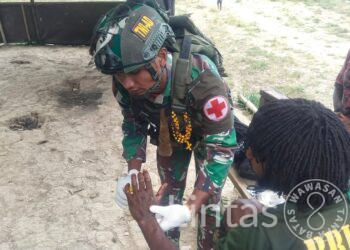 Satgas Habema Bantu Pertolongan Pertama Warga Akonobak