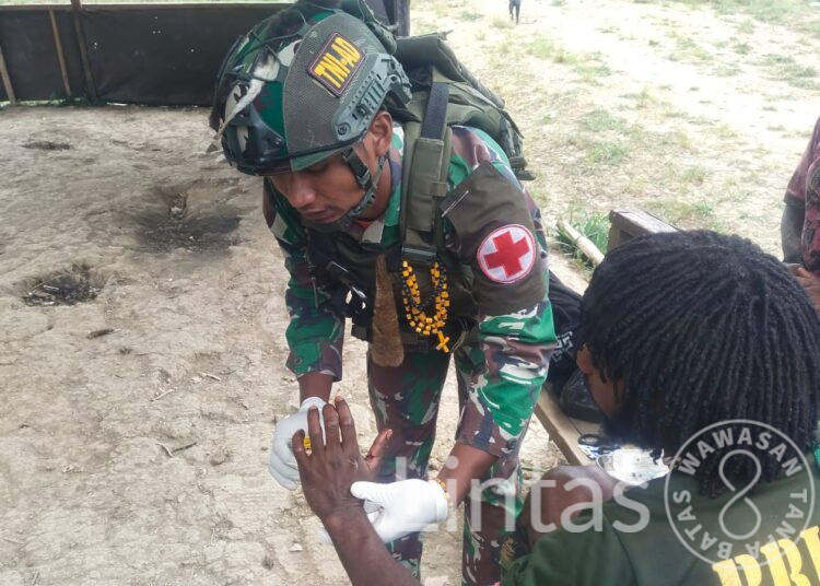 Satgas Habema Bantu Pertolongan Pertama Warga Akonobak