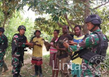 Tumbuhkan Minat Berternak, Anjangsana Satgas Yonif 310/KK Berikan Bibit Entok Untuk Warga