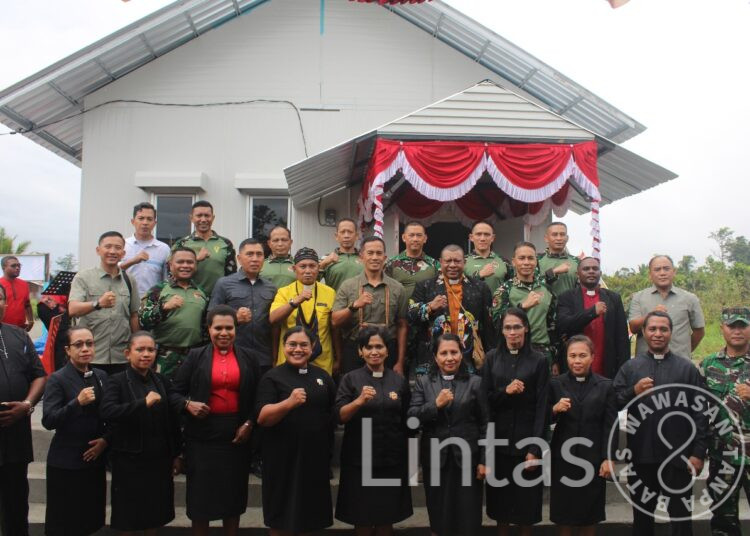 Keceriaan Warga Dambet Makan Siang Bersama Prajurit Habema