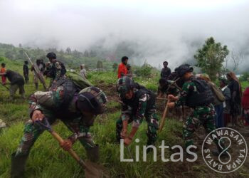 Satgas Yonif 310/KK Gelar Karya Bakti Bersihkan Bandara Perintis Okbibab