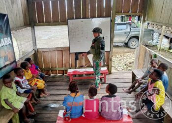 Anak-Anak Alguru Sambut Gembira Papua Pintar Satgas Habema