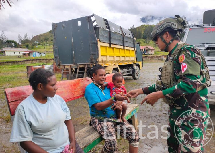 Menjadi Pelayan Masyarakat, Satgas Mobile Yonif 323 Berikan Pelayanan Kesehatan Gratis
