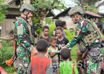 Anak-Anak Kiribun Antusias Terima Pembagian Baju Gratis Satgas Marinir Habema