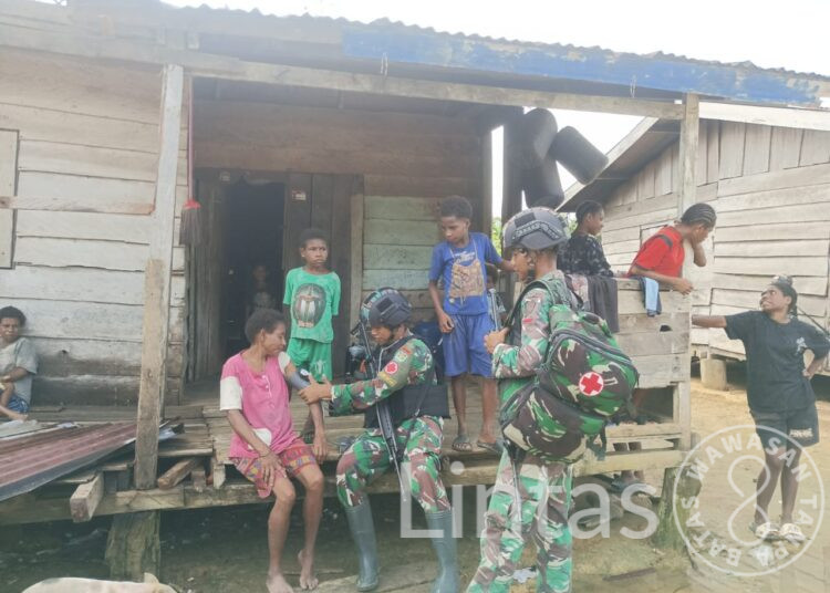 Penyemprotan Residu Dan Berikan Pelayanan Kesehatan, Kiat Satgas Yonif 310/KK Cegah Malaria di Papua