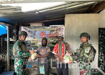 Berbagi Kebahagian Kepada Sesama, Satgas Yonif 323 Bagikan Sembako Untuk Masyarakat
