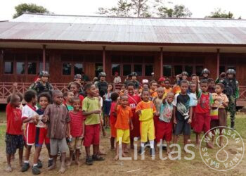 Bagikan Permen Dan Makanan, Kedekatan Satgas Yonif 310/KK Dengan Anak-Anak Papua