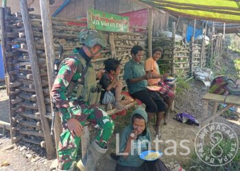 Jumat Berkah Satgas Yonif 323 TK Pintu Jawa Berikan Makan Siang Kepada Masyarakat