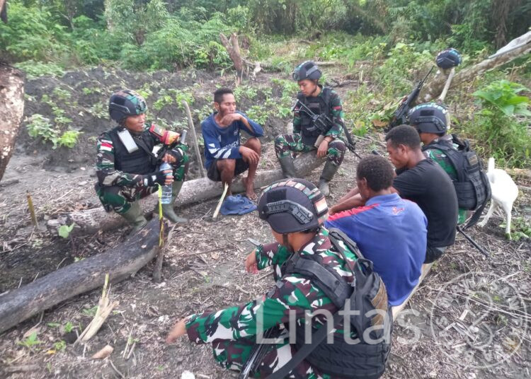 Satgas Yonif 310/KK Bantu Warga Buka Lahan Untuk Berkebun